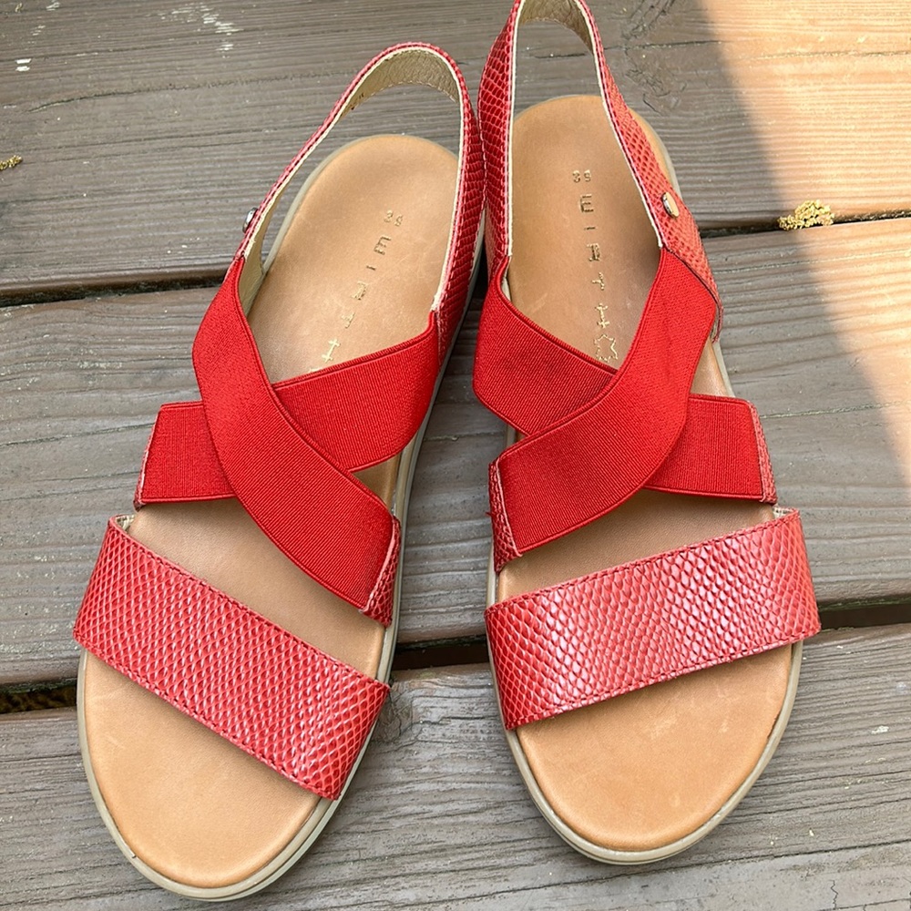 WIRTH NWOT red sandals
